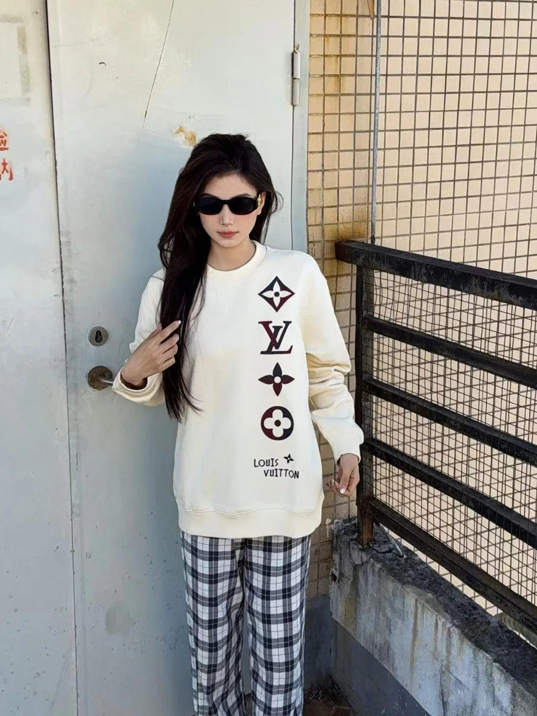 Louis Vuitton/Louis Vuitton 25Fw contrasting color four-flower embroidery crew neck sweatshirt